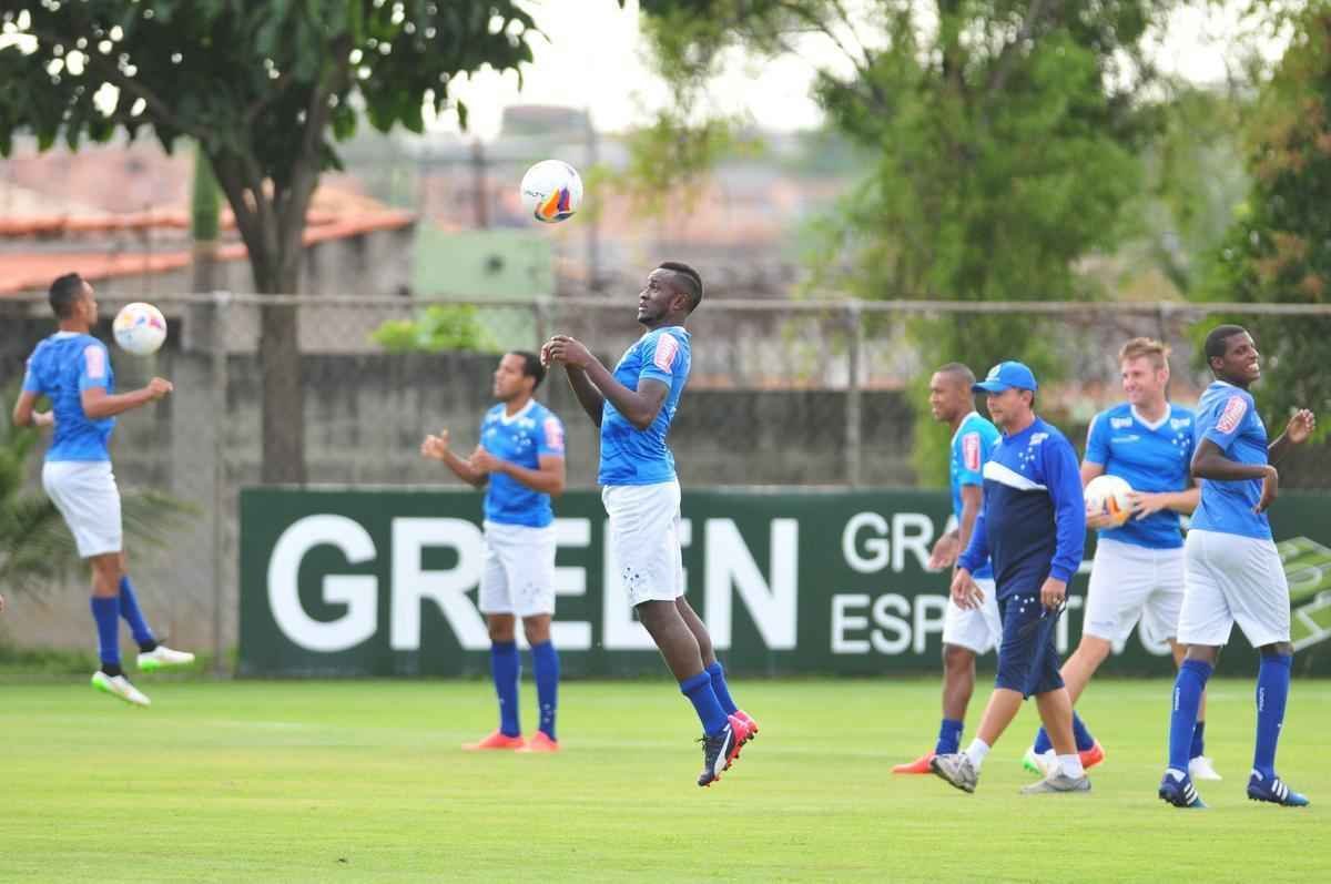 Marcelo Oliveira comandou um treino tcnico na Toca da Raposa II, sem os jogadores titulares que enfrentaram o Mineros-VEN, na quarta-feira, pela Copa Libertadores. O lateral Fabrcio foi a novidade na atividade.