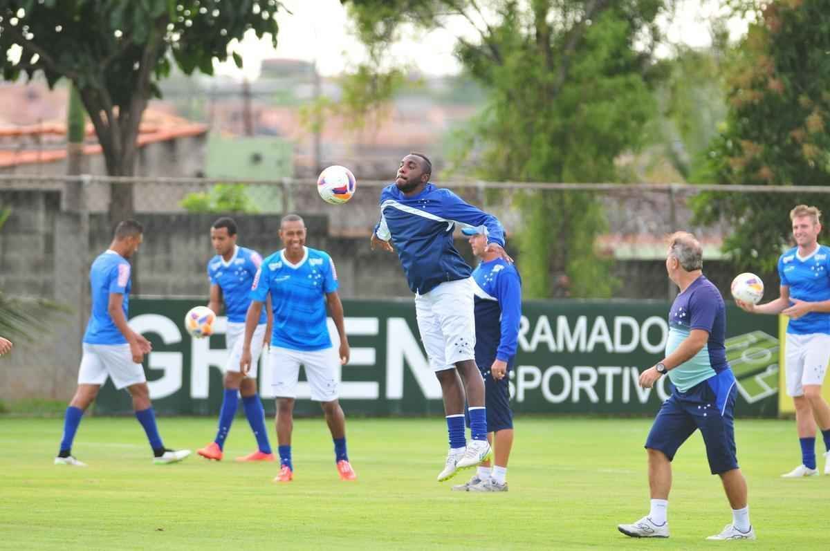 Marcelo Oliveira comandou um treino tcnico na Toca da Raposa II, sem os jogadores titulares que enfrentaram o Mineros-VEN, na quarta-feira, pela Copa Libertadores. O lateral Fabrcio foi a novidade na atividade.
