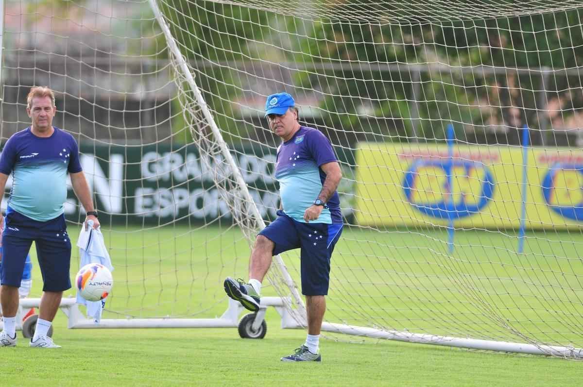 Marcelo Oliveira comandou um treino tcnico na Toca da Raposa II, sem os jogadores titulares que enfrentaram o Mineros-VEN, na quarta-feira, pela Copa Libertadores. O lateral Fabrcio foi a novidade na atividade.