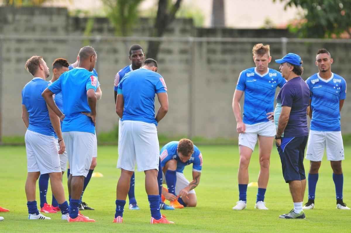 Marcelo Oliveira comandou um treino tcnico na Toca da Raposa II, sem os jogadores titulares que enfrentaram o Mineros-VEN, na quarta-feira, pela Copa Libertadores. O lateral Fabrcio foi a novidade na atividade.