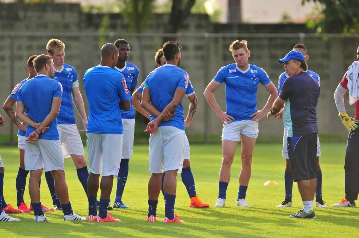 Marcelo Oliveira comandou um treino tcnico na Toca da Raposa II, sem os jogadores titulares que enfrentaram o Mineros-VEN, na quarta-feira, pela Copa Libertadores. O lateral Fabrcio foi a novidade na atividade.