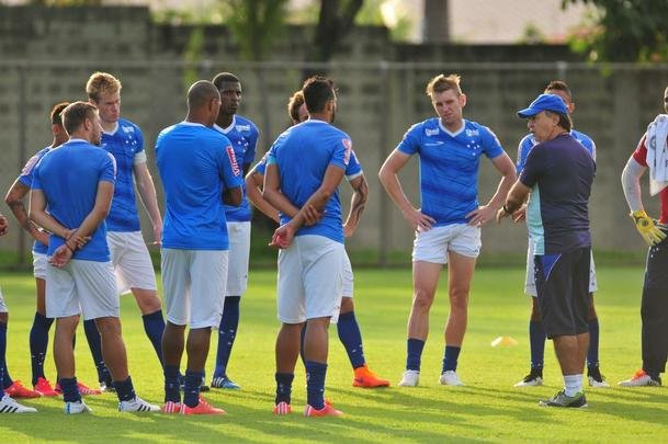 Marcelo Oliveira comandou um treino tcnico na Toca da Raposa II, sem os jogadores titulares que enfrentaram o Mineros-VEN, na quarta-feira, pela Copa Libertadores. O lateral Fabrcio foi a novidade na atividade.