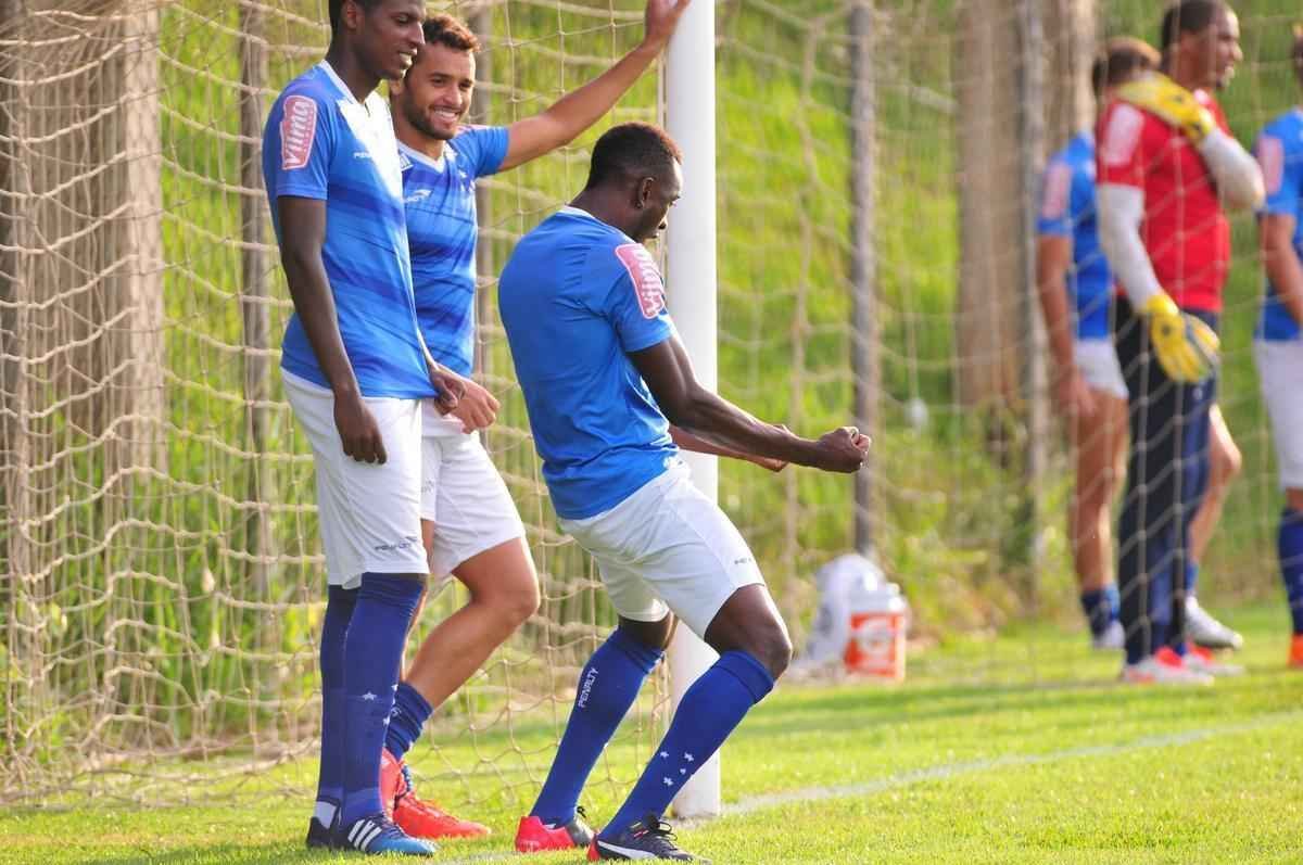 Marcelo Oliveira comandou um treino tcnico na Toca da Raposa II, sem os jogadores titulares que enfrentaram o Mineros-VEN, na quarta-feira, pela Copa Libertadores. O lateral Fabrcio foi a novidade na atividade.