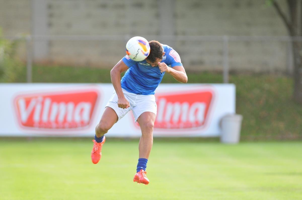 Marcelo Oliveira comandou um treino tcnico na Toca da Raposa II, sem os jogadores titulares que enfrentaram o Mineros-VEN, na quarta-feira, pela Copa Libertadores. O lateral Fabrcio foi a novidade na atividade.