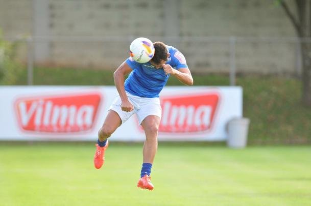 Marcelo Oliveira comandou um treino tcnico na Toca da Raposa II, sem os jogadores titulares que enfrentaram o Mineros-VEN, na quarta-feira, pela Copa Libertadores. O lateral Fabrcio foi a novidade na atividade.