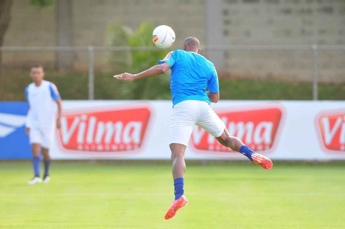 Marcelo Oliveira comandou um treino tcnico na Toca da Raposa II, sem os jogadores titulares que enfrentaram o Mineros-VEN, na quarta-feira, pela Copa Libertadores. O lateral Fabrcio foi a novidade na atividade.
