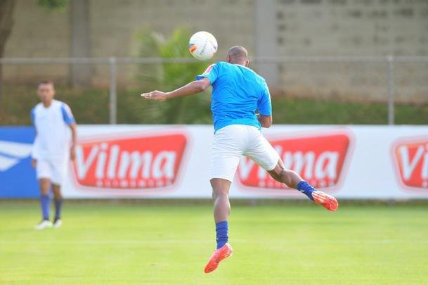 Marcelo Oliveira comandou um treino tcnico na Toca da Raposa II, sem os jogadores titulares que enfrentaram o Mineros-VEN, na quarta-feira, pela Copa Libertadores. O lateral Fabrcio foi a novidade na atividade.