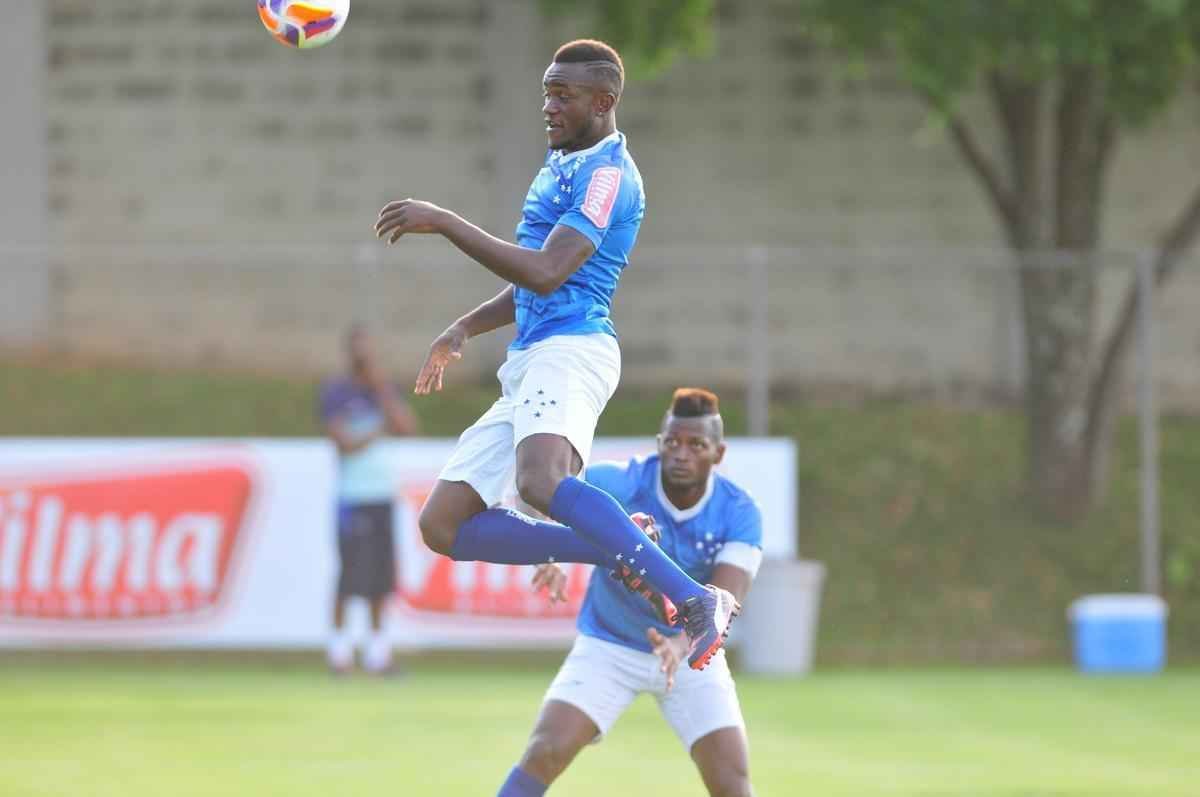 Marcelo Oliveira comandou um treino tcnico na Toca da Raposa II, sem os jogadores titulares que enfrentaram o Mineros-VEN, na quarta-feira, pela Copa Libertadores. O lateral Fabrcio foi a novidade na atividade.