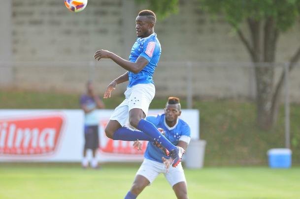 Marcelo Oliveira comandou um treino tcnico na Toca da Raposa II, sem os jogadores titulares que enfrentaram o Mineros-VEN, na quarta-feira, pela Copa Libertadores. O lateral Fabrcio foi a novidade na atividade.