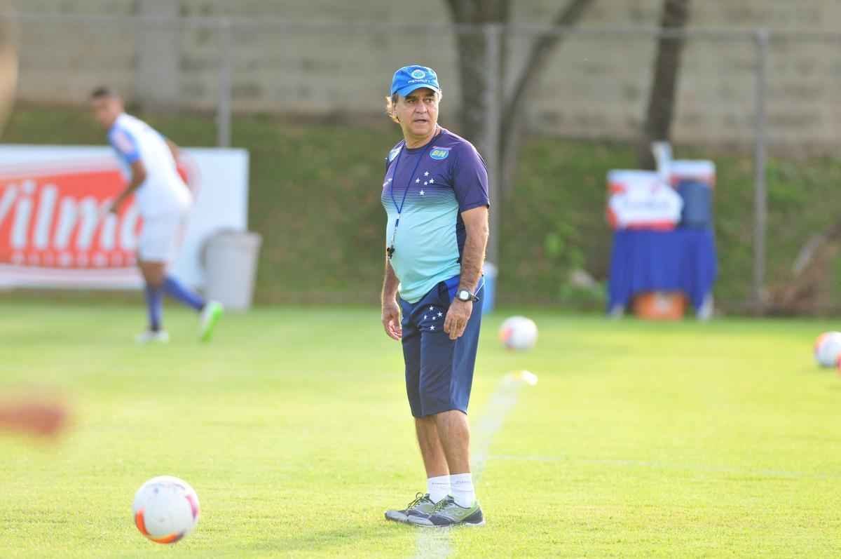 Marcelo Oliveira comandou um treino tcnico na Toca da Raposa II, sem os jogadores titulares que enfrentaram o Mineros-VEN, na quarta-feira, pela Copa Libertadores. O lateral Fabrcio foi a novidade na atividade.