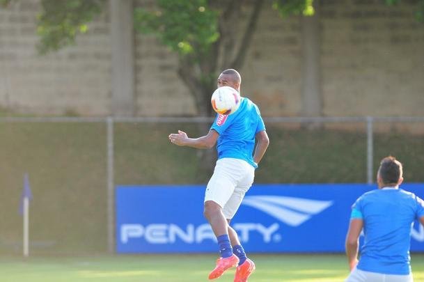Marcelo Oliveira comandou um treino tcnico na Toca da Raposa II, sem os jogadores titulares que enfrentaram o Mineros-VEN, na quarta-feira, pela Copa Libertadores. O lateral Fabrcio, em destaque, foi a novidade na atividade.