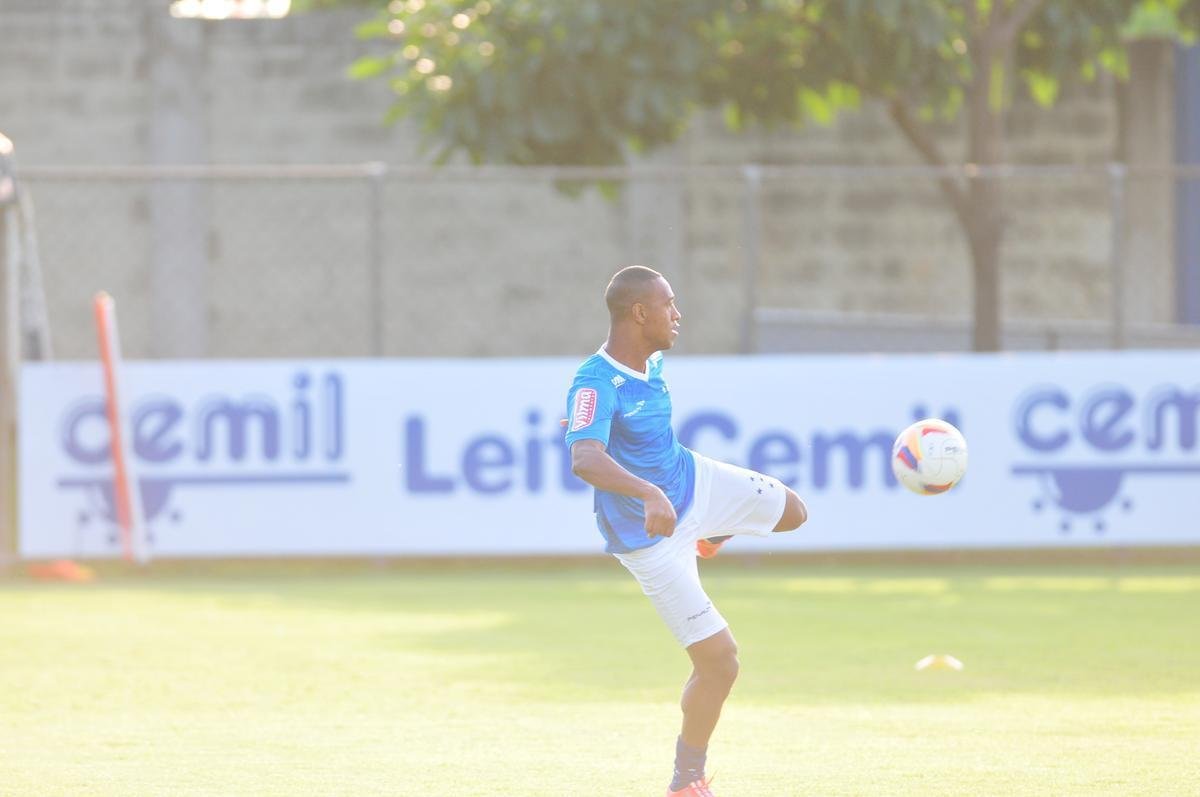 Marcelo Oliveira comandou um treino tcnico na Toca da Raposa II, sem os jogadores titulares que enfrentaram o Mineros-VEN, na quarta-feira, pela Copa Libertadores. O lateral Fabrcio foi a novidade na atividade.