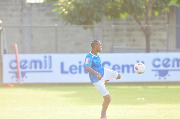 Marcelo Oliveira comandou um treino tcnico na Toca da Raposa II, sem os jogadores titulares que enfrentaram o Mineros-VEN, na quarta-feira, pela Copa Libertadores. O lateral Fabrcio foi a novidade na atividade.