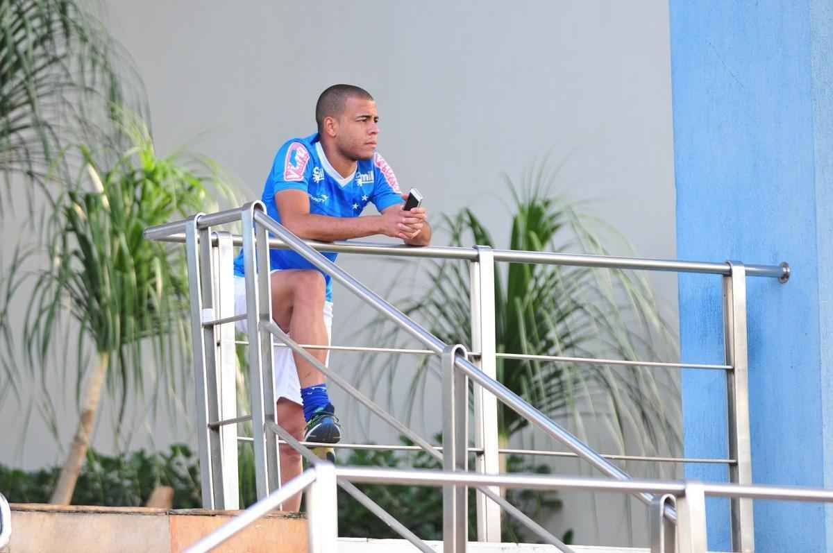 Marcelo Oliveira comandou um treino tcnico na Toca da Raposa II, sem os jogadores titulares que enfrentaram o Mineros-VEN, na quarta-feira, pela Copa Libertadores. O lateral Fabrcio foi a novidade na atividade.
