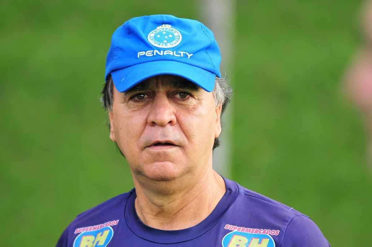 O tcnico do Cruzeiro, Marcelo Oliveira, teve uma conversa reservada com o lateral-esquerdo Gilson nesta quinta-feira, na Toca da Raposa II. O papo entre os dois durou cerca de cinco minutos e certamente tratou do futuro do jogador, que tem sondagem do Amrica para disputar a Srie B do Campeonato Brasileiro. Gilson era o reserva imediato de Mena at a chegada de Fabrcio, do Internacional, e pode perder ainda mais espao no clube a partir de agora. O detalhe  que, caso Gilson deixe a Toca, Marcelo passar a contar apenas com Mena e Par para a Copa Libertadores. Fabrcio no pode ser inscrito no torneio por j ter defendido o Inter.