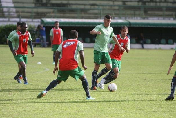 Tcnico Leo Cond comandou atividade nesta quinta-feira em Juiz de Fora e praticamente definiu o time