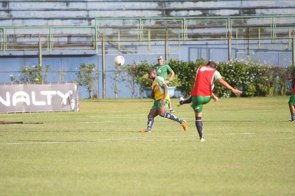 Tcnico Leo Cond comandou atividade nesta quinta-feira em Juiz de Fora e praticamente definiu o time
