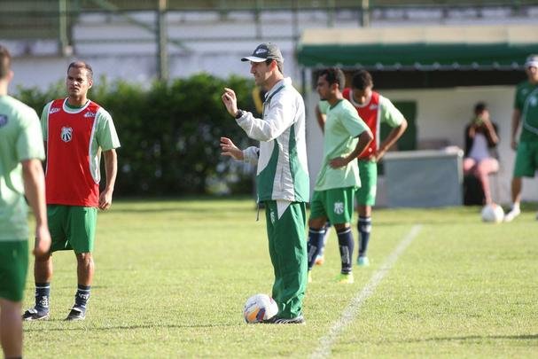 Tcnico Leo Cond comandou atividade nesta quinta-feira em Juiz de Fora e praticamente definiu o time