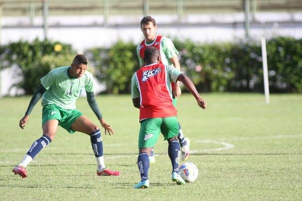 Tcnico Leo Cond comandou atividade nesta quinta-feira em Juiz de Fora e praticamente definiu o time