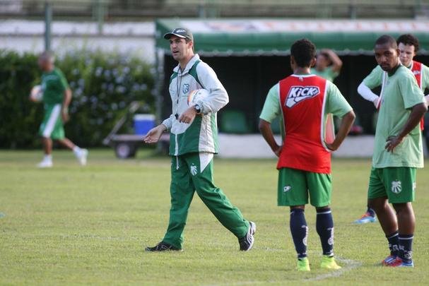 Tcnico Leo Cond comandou atividade nesta quinta-feira em Juiz de Fora e praticamente definiu o time