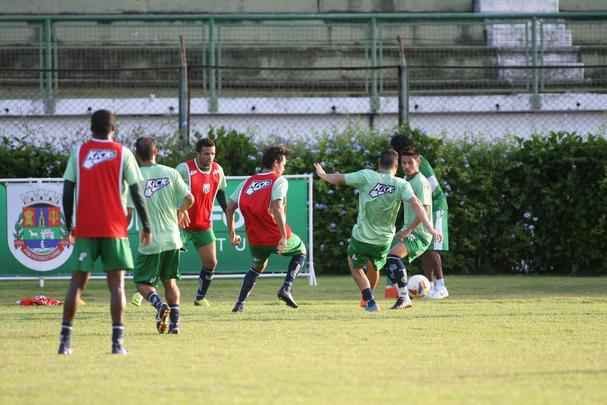 Tcnico Leo Cond comandou atividade nesta quinta-feira em Juiz de Fora e praticamente definiu o time