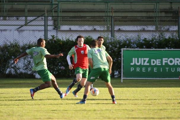 Tcnico Leo Cond comandou atividade nesta quinta-feira em Juiz de Fora e praticamente definiu o time