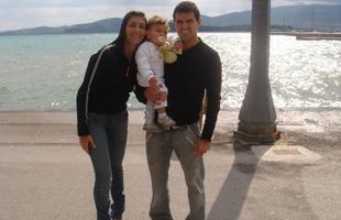 Tucho e sua família no período em que o ex-meia atuou na Grécia