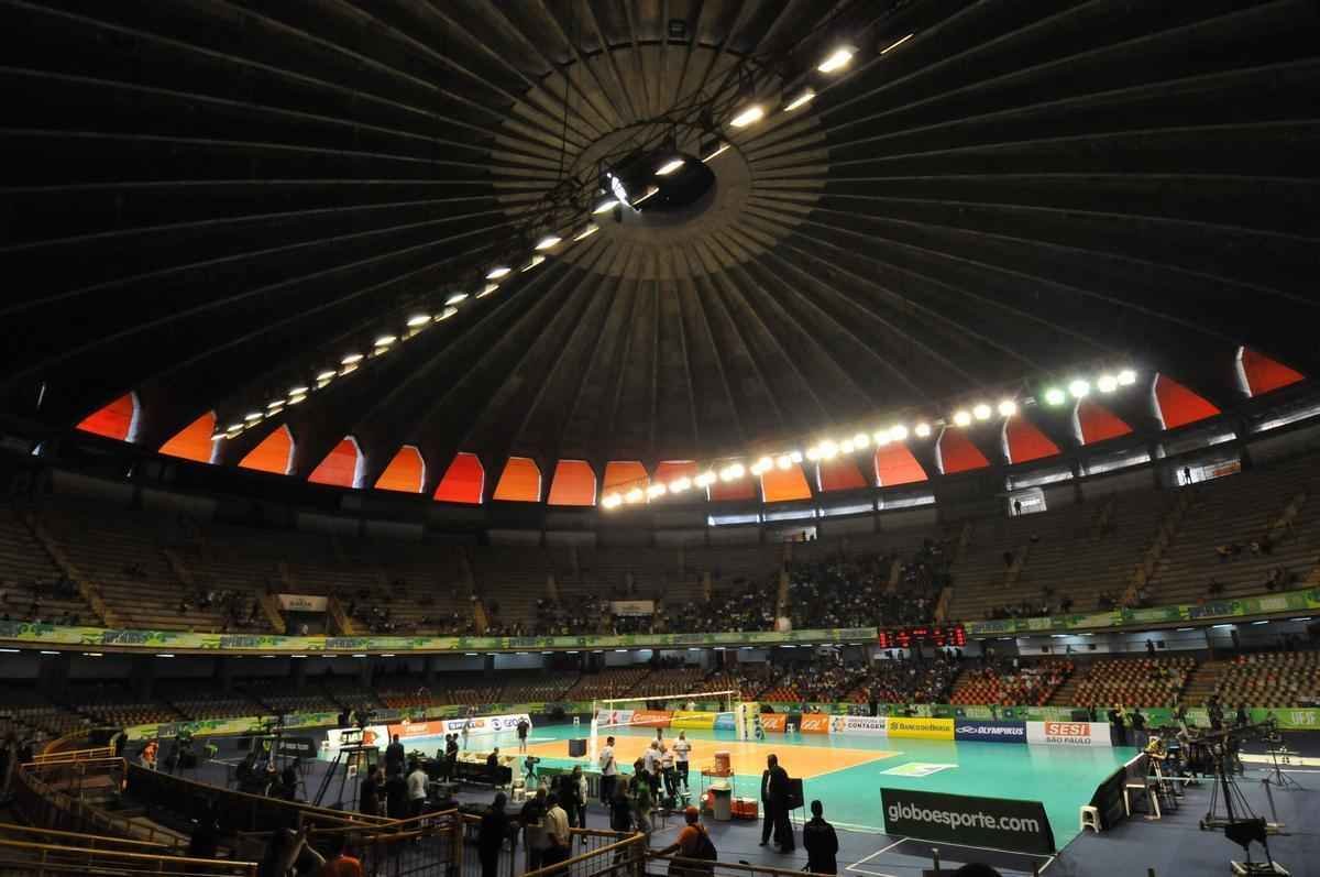 Torcidas de Cruzeiro e Sesi, no Mineirinho, na grande deciso da Superliga Masculina