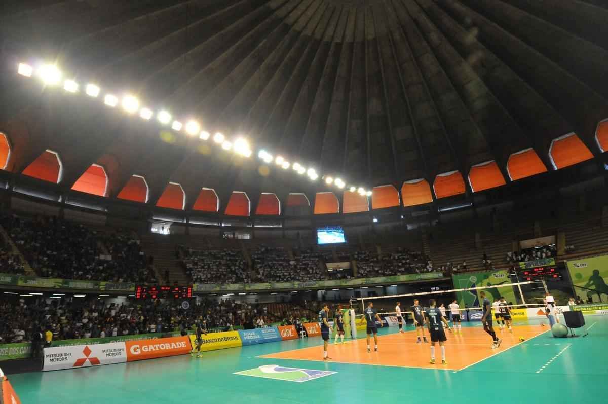 Torcidas de Cruzeiro e Sesi, no Mineirinho, na grande deciso da Superliga Masculina