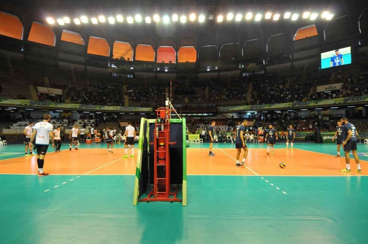 Torcidas de Cruzeiro e Sesi, no Mineirinho, na grande deciso da Superliga Masculina