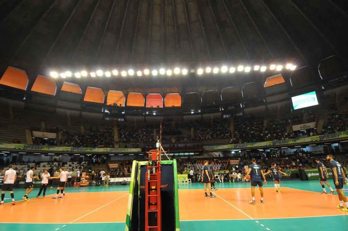 Torcidas de Cruzeiro e Sesi, no Mineirinho, na grande deciso da Superliga Masculina