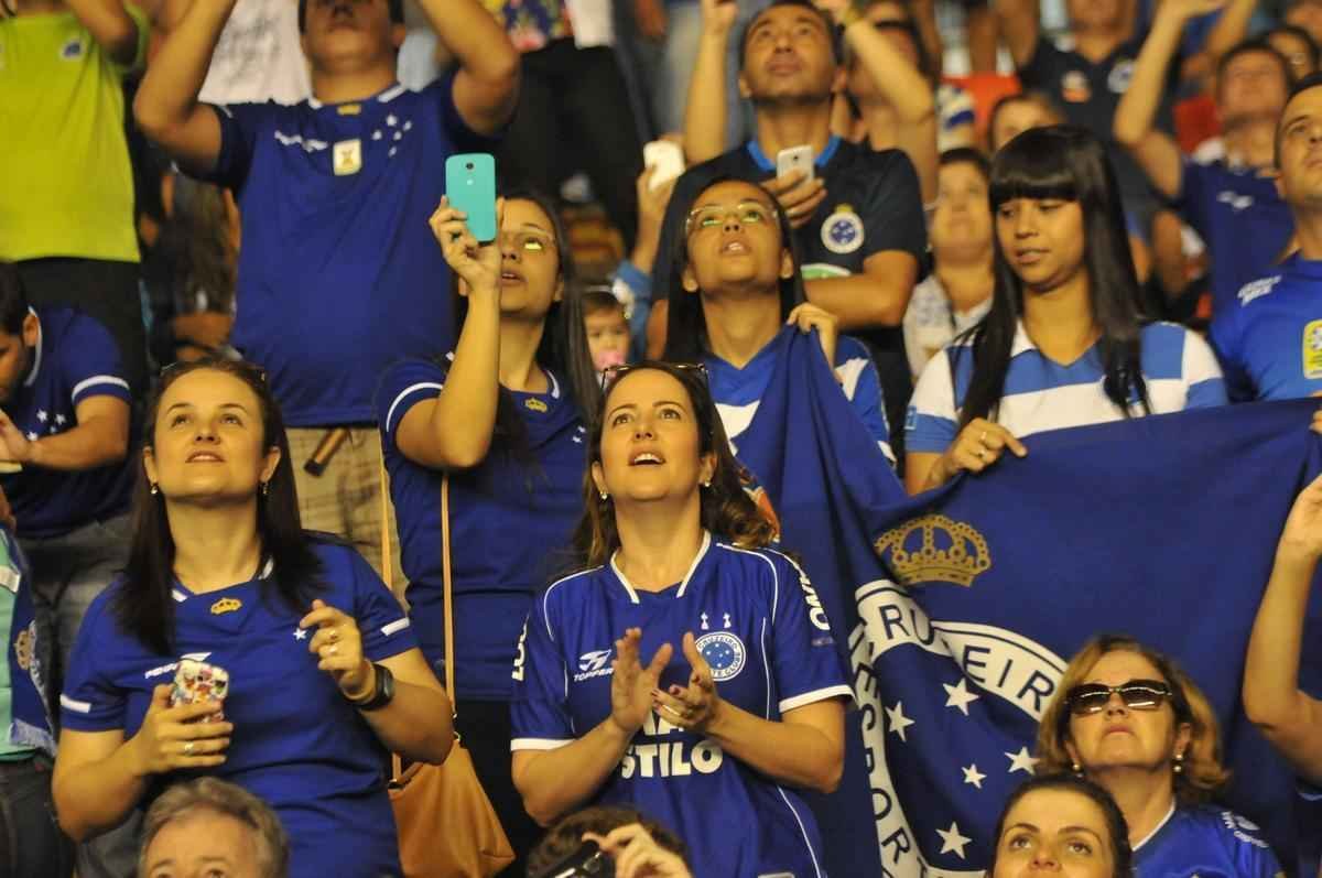 Torcidas de Cruzeiro e Sesi, no Mineirinho, na grande deciso da Superliga Masculina
