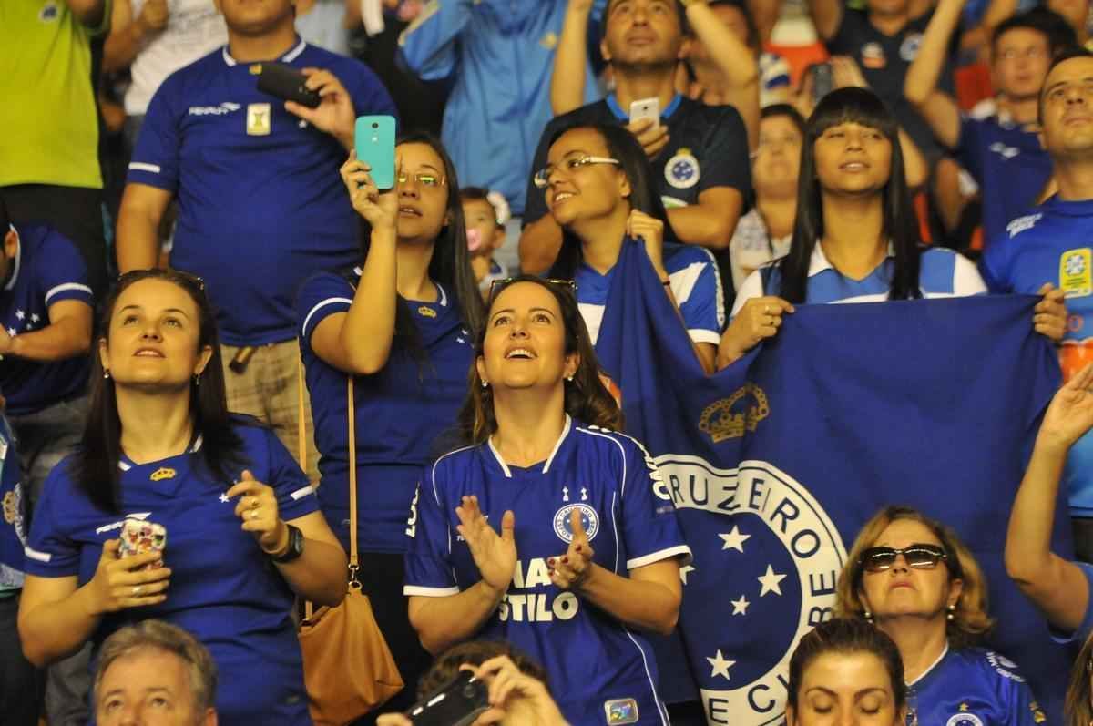 Torcidas de Cruzeiro e Sesi, no Mineirinho, na grande deciso da Superliga Masculina