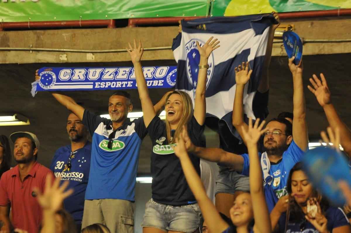Torcidas de Cruzeiro e Sesi, no Mineirinho, na grande deciso da Superliga Masculina