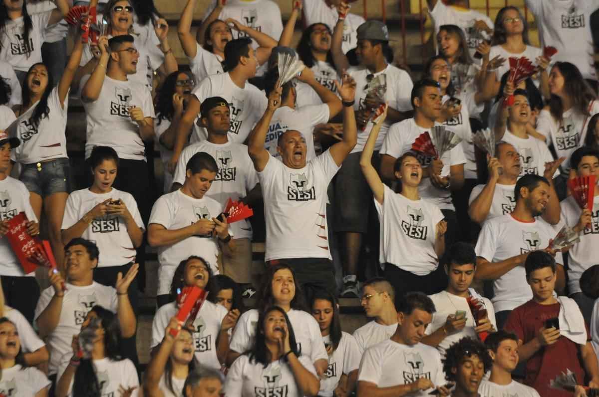 Torcidas de Cruzeiro e Sesi, no Mineirinho, na grande deciso da Superliga Masculina