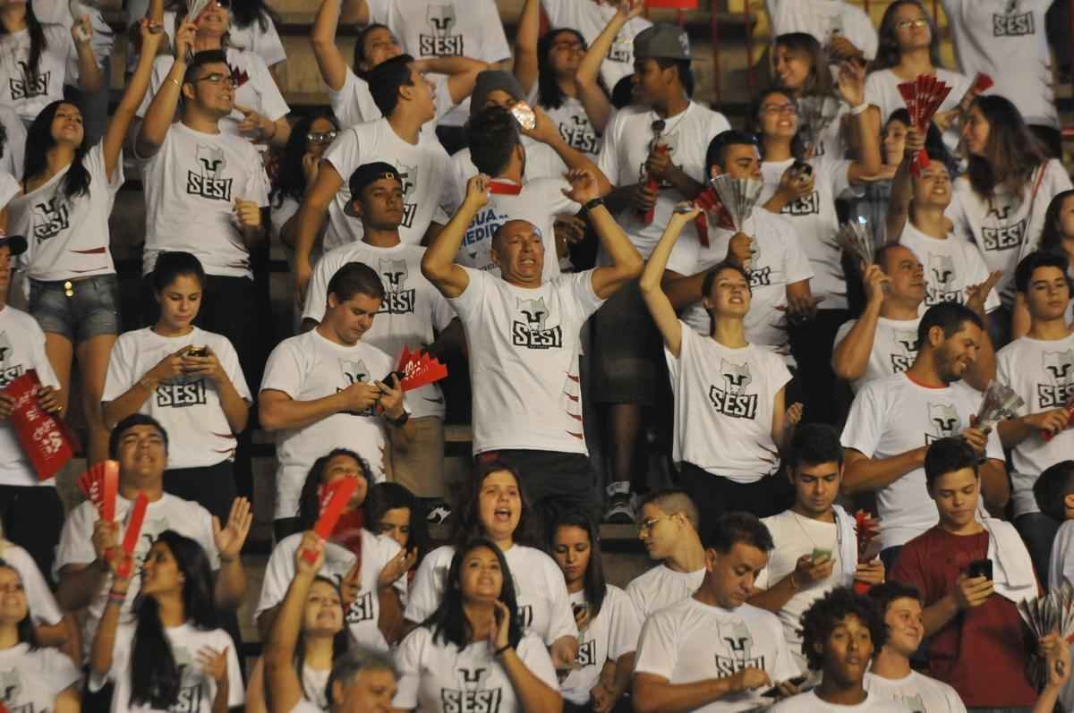 Torcidas de Cruzeiro e Sesi, no Mineirinho, na grande deciso da Superliga Masculina