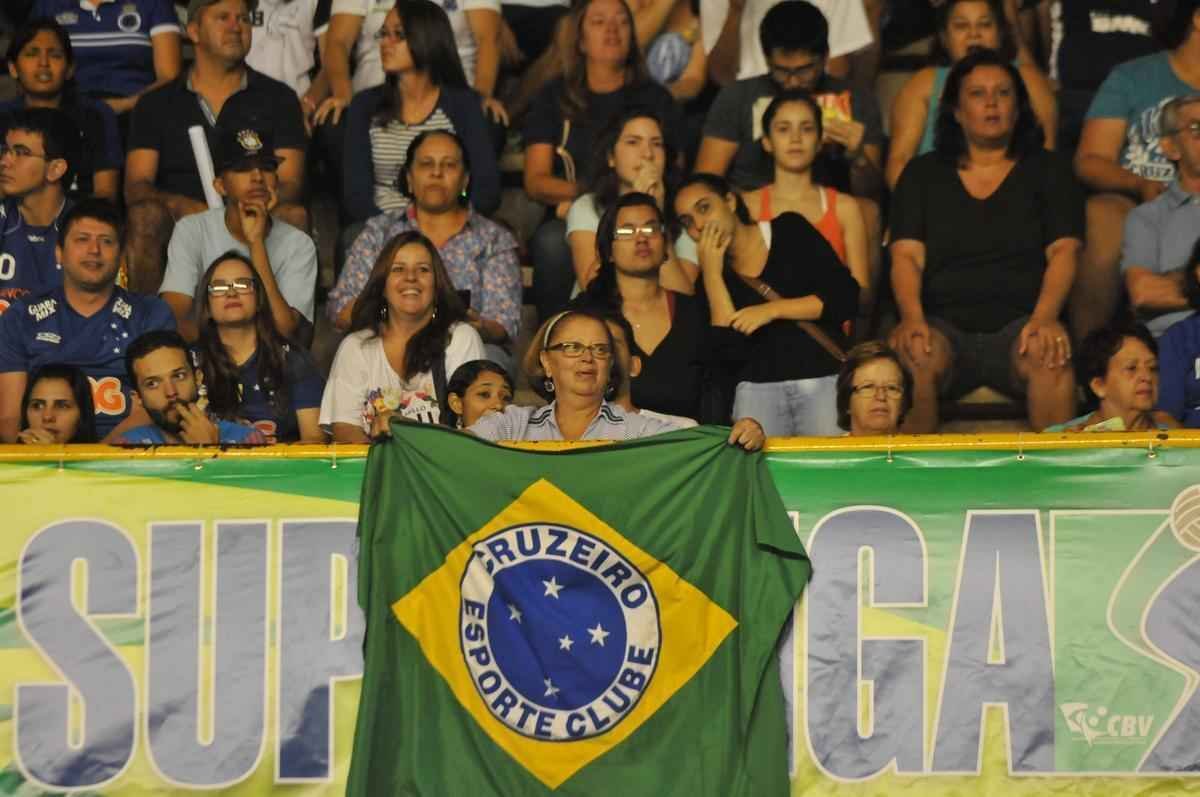 Torcidas de Cruzeiro e Sesi, no Mineirinho, na grande deciso da Superliga Masculina