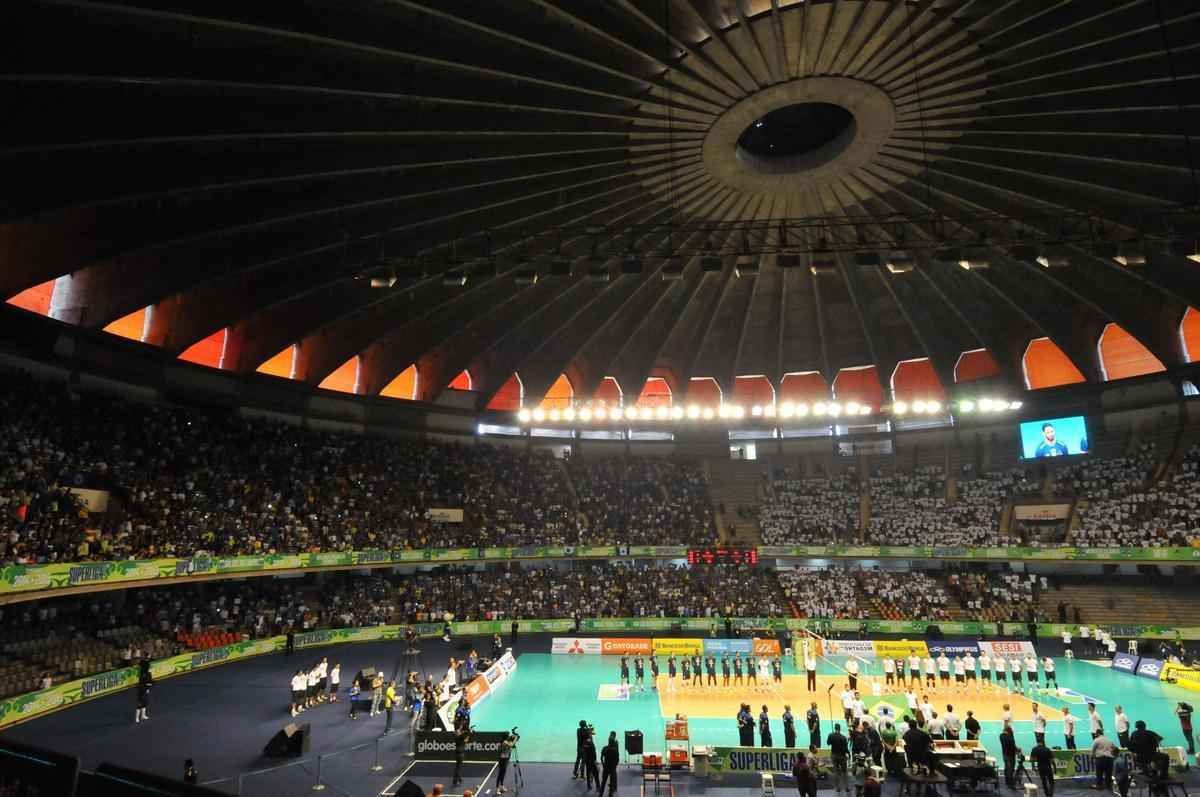 Torcidas de Cruzeiro e Sesi, no Mineirinho, na grande deciso da Superliga Masculina