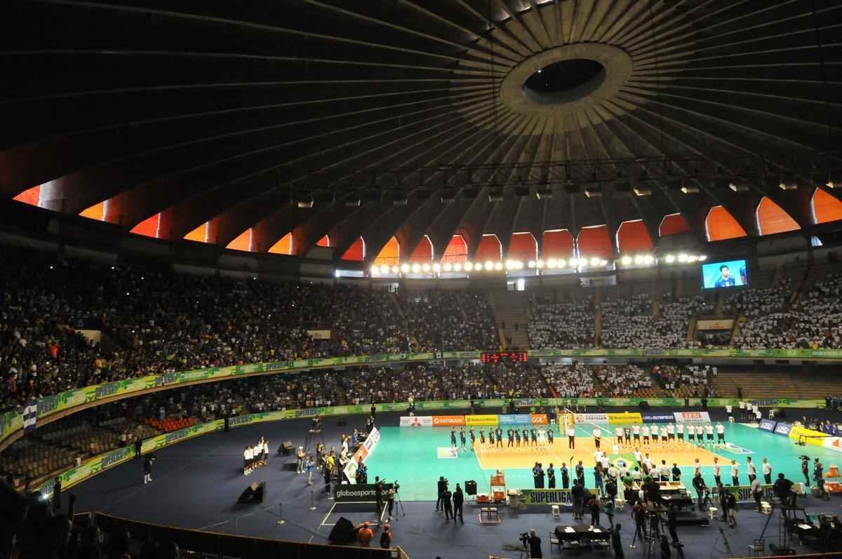 Torcidas de Cruzeiro e Sesi, no Mineirinho, na grande deciso da Superliga Masculina
