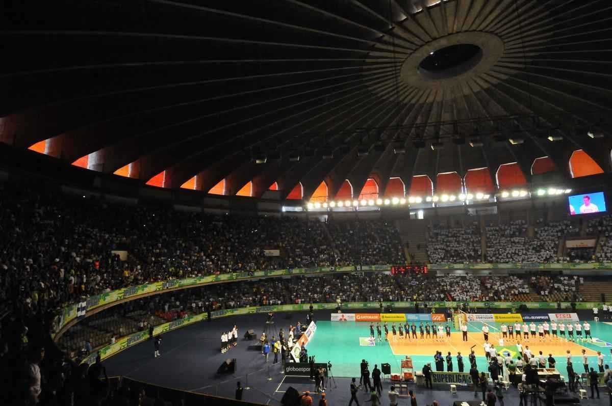 Torcidas de Cruzeiro e Sesi, no Mineirinho, na grande deciso da Superliga Masculina