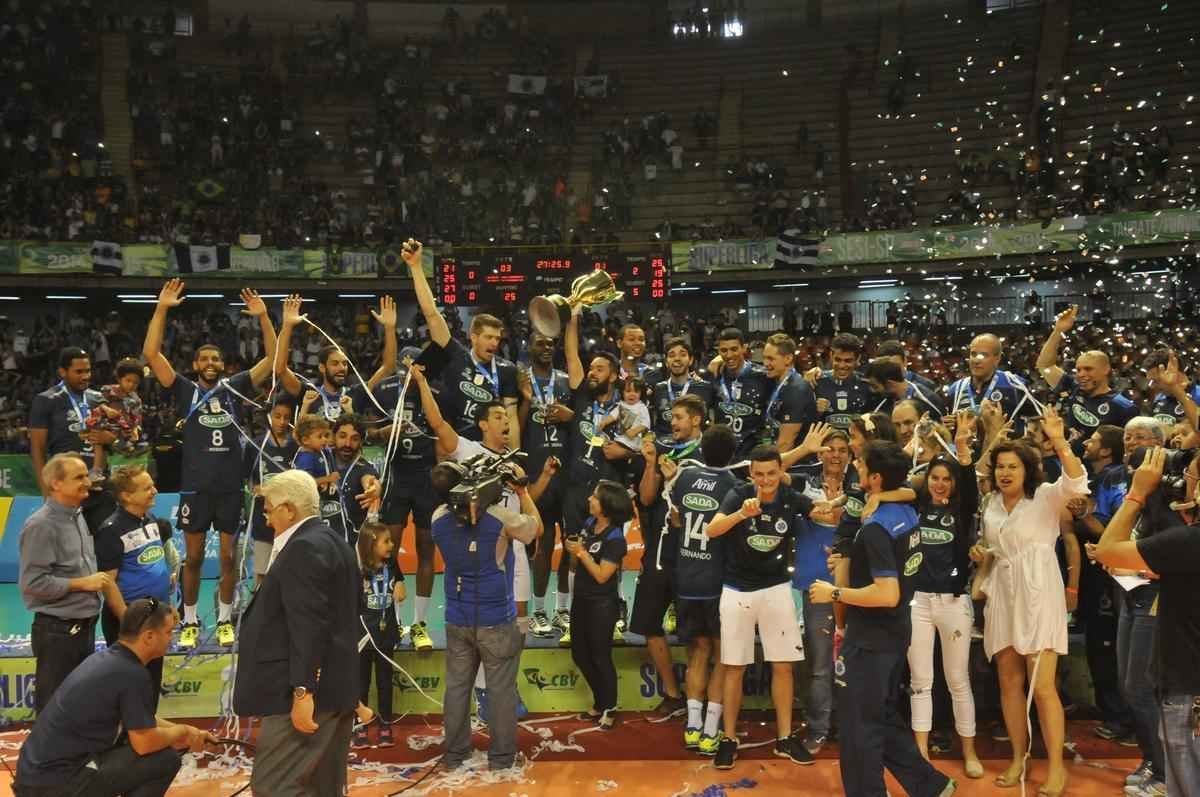Imagens da premiao, da festa do time e da torcida cruzeirense no Mineirinho com o tri da Superliga
