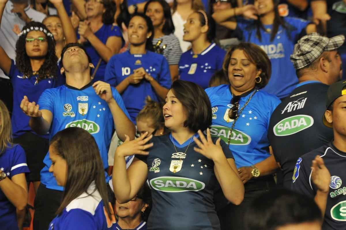 Imagens da premiao, da festa do time e da torcida cruzeirense no Mineirinho com o tri da Superliga
