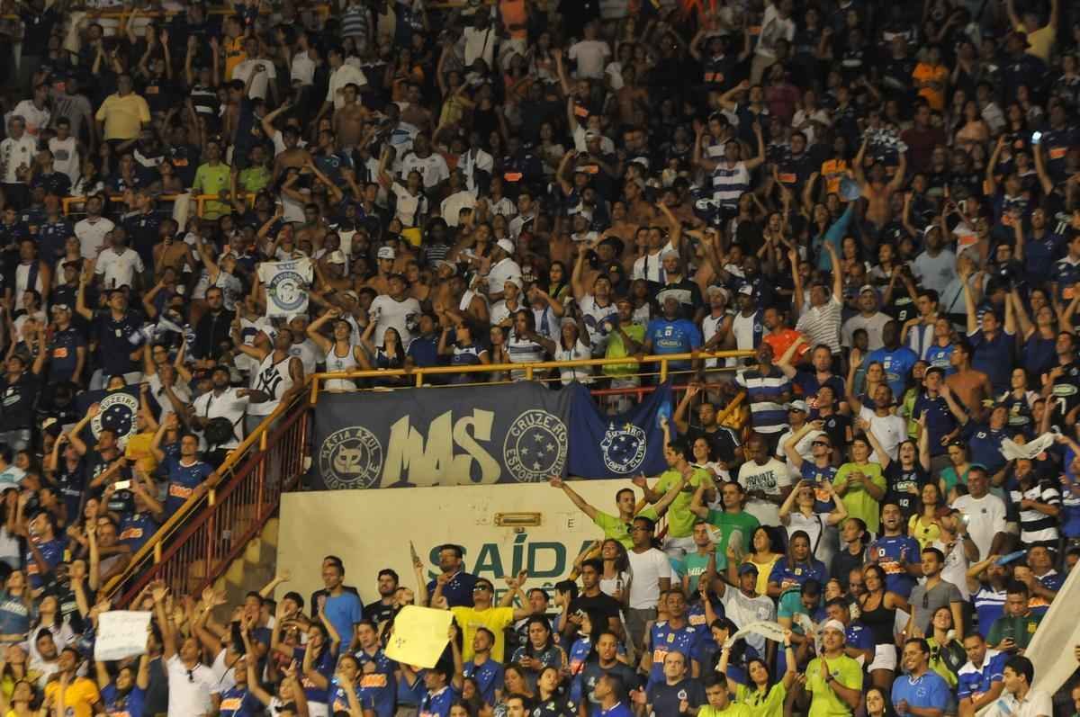 Imagens da premiao, da festa do time e da torcida cruzeirense no Mineirinho com o tri da Superliga