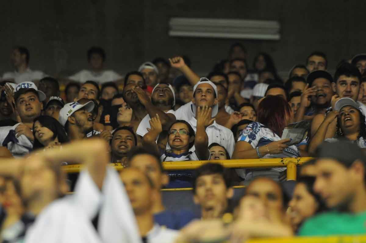 Imagens da premiao, da festa do time e da torcida cruzeirense no Mineirinho com o tri da Superliga