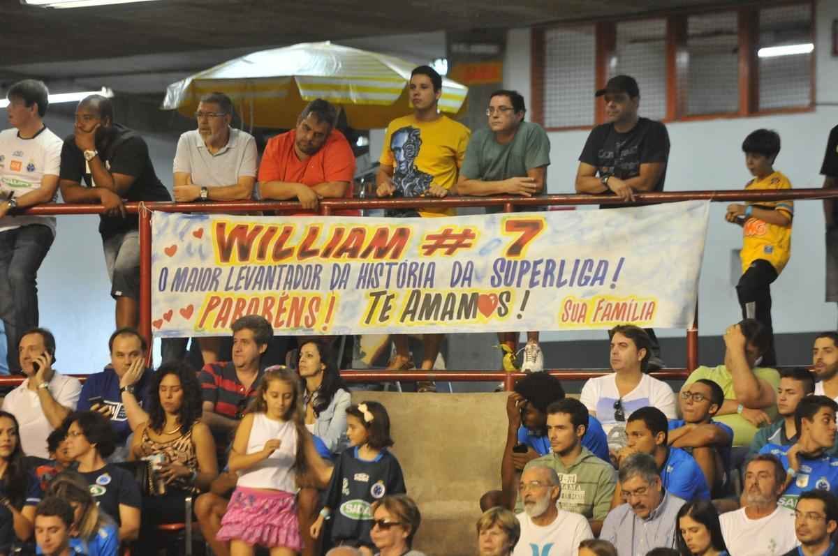 Imagens da premiao, da festa do time e da torcida cruzeirense no Mineirinho com o tri da Superliga