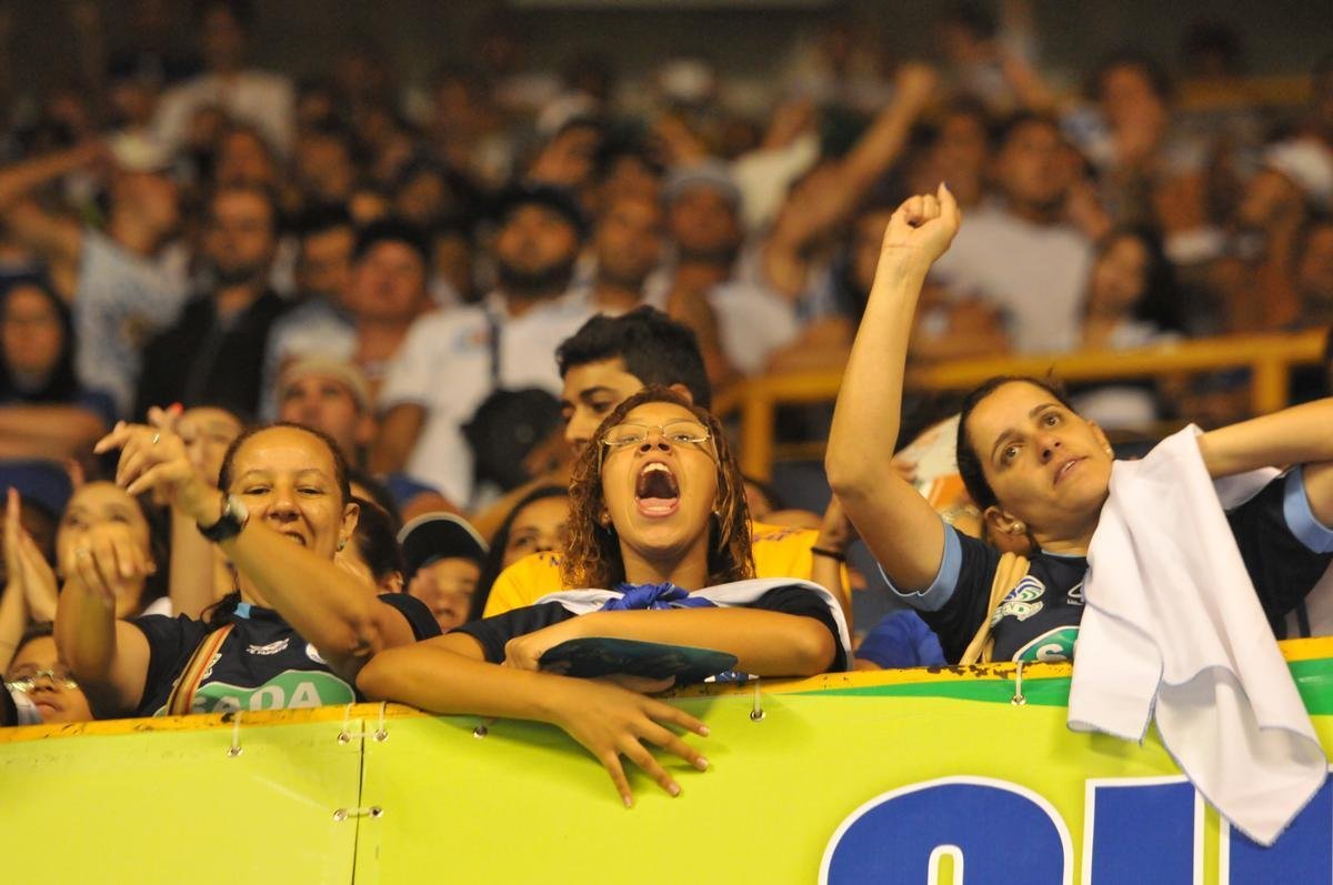 Imagens da premiao, da festa do time e da torcida cruzeirense no Mineirinho com o tri da Superliga