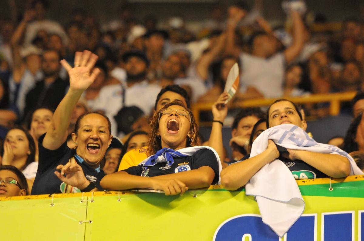 Imagens da premiao, da festa do time e da torcida cruzeirense no Mineirinho com o tri da Superliga