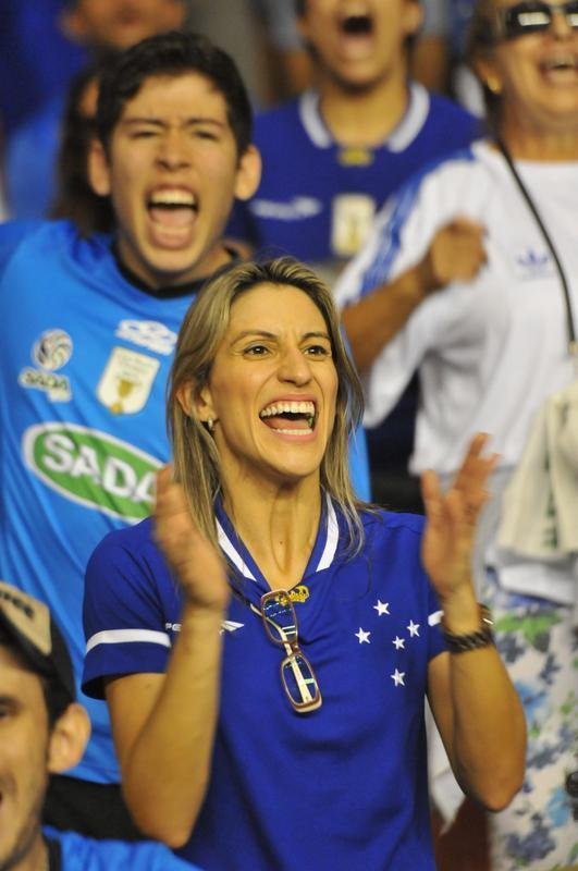 Imagens da premiao, da festa do time e da torcida cruzeirense no Mineirinho com o tri da Superliga