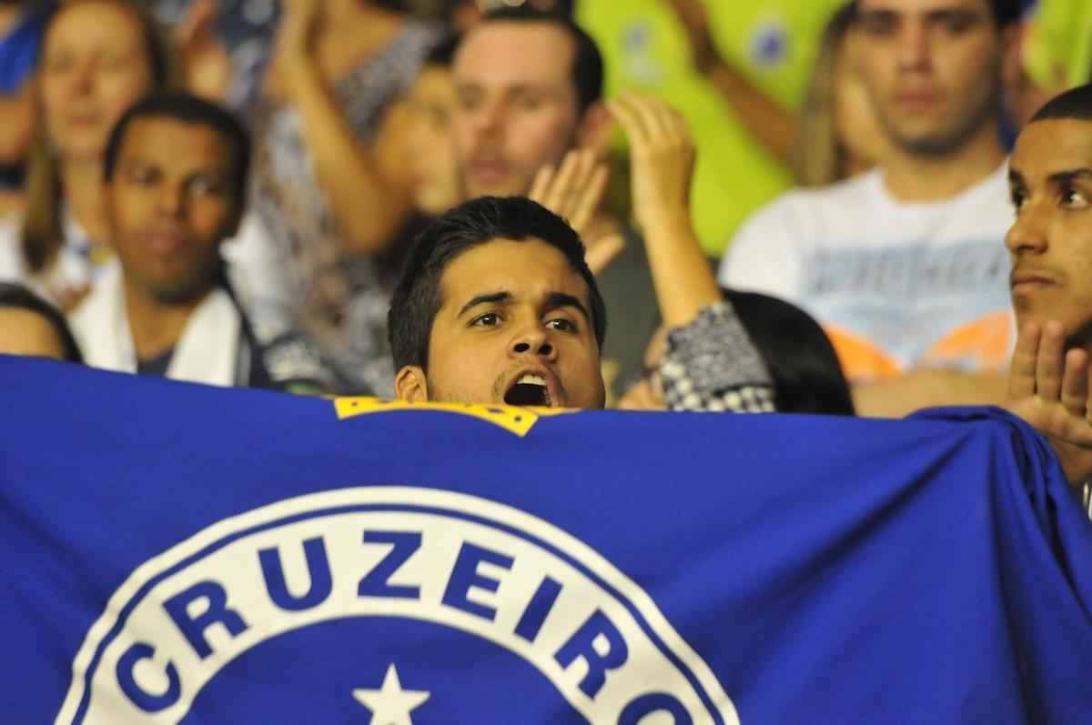 Imagens da premiao, da festa do time e da torcida cruzeirense no Mineirinho com o tri da Superliga