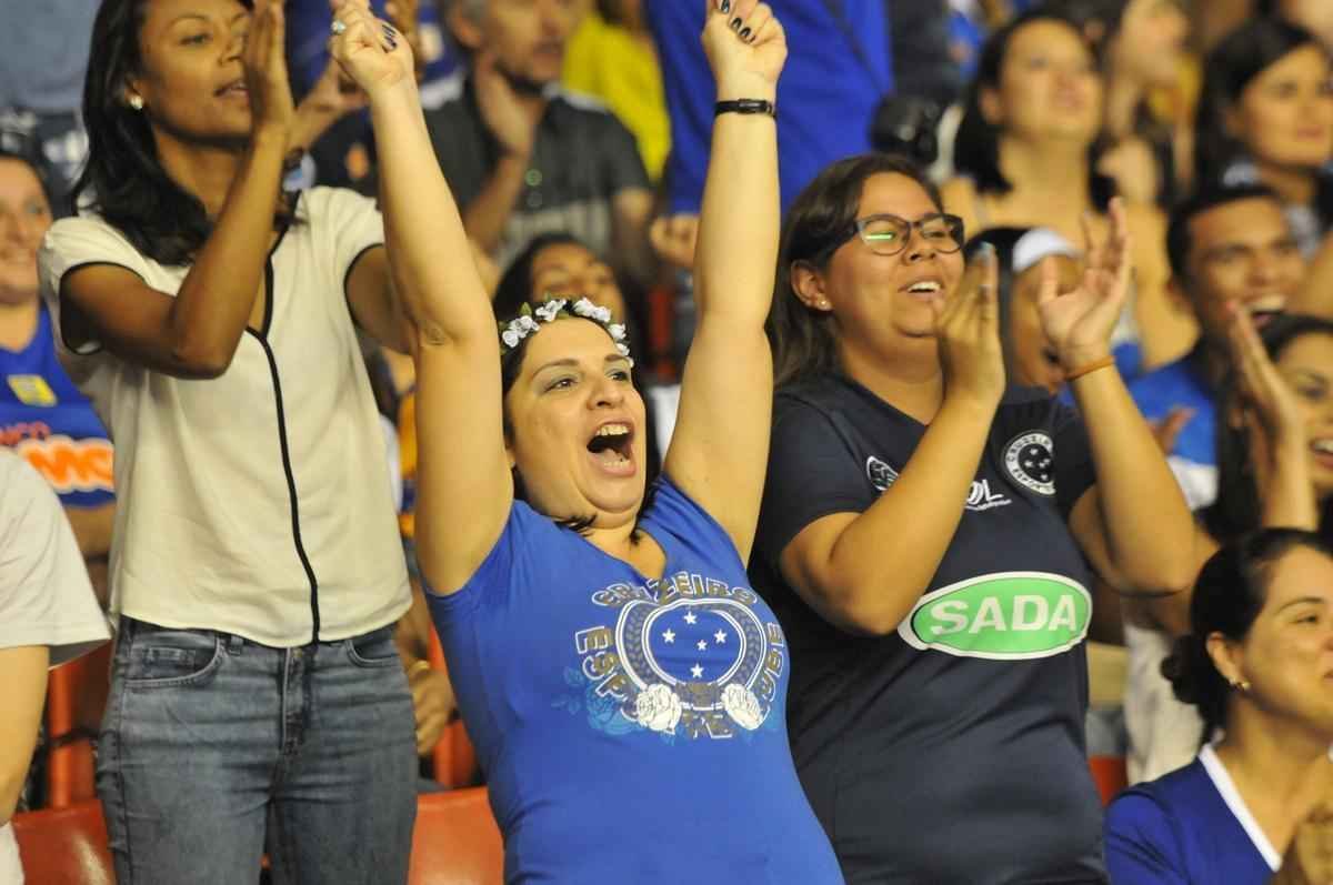 Imagens da premiao, da festa do time e da torcida cruzeirense no Mineirinho com o tri da Superliga